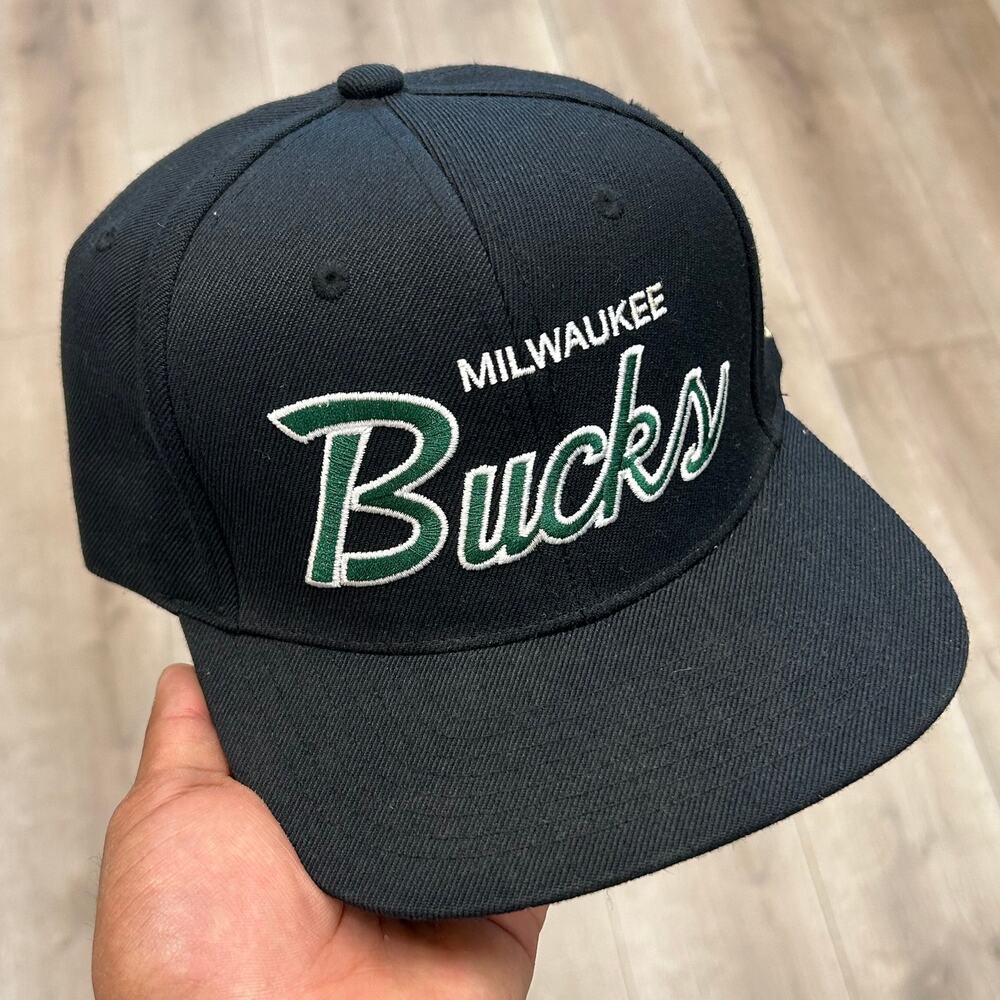 Mitchell & Ness Milwaukee Bucks Hardwood Classics Script 2.0 snapback hat B25